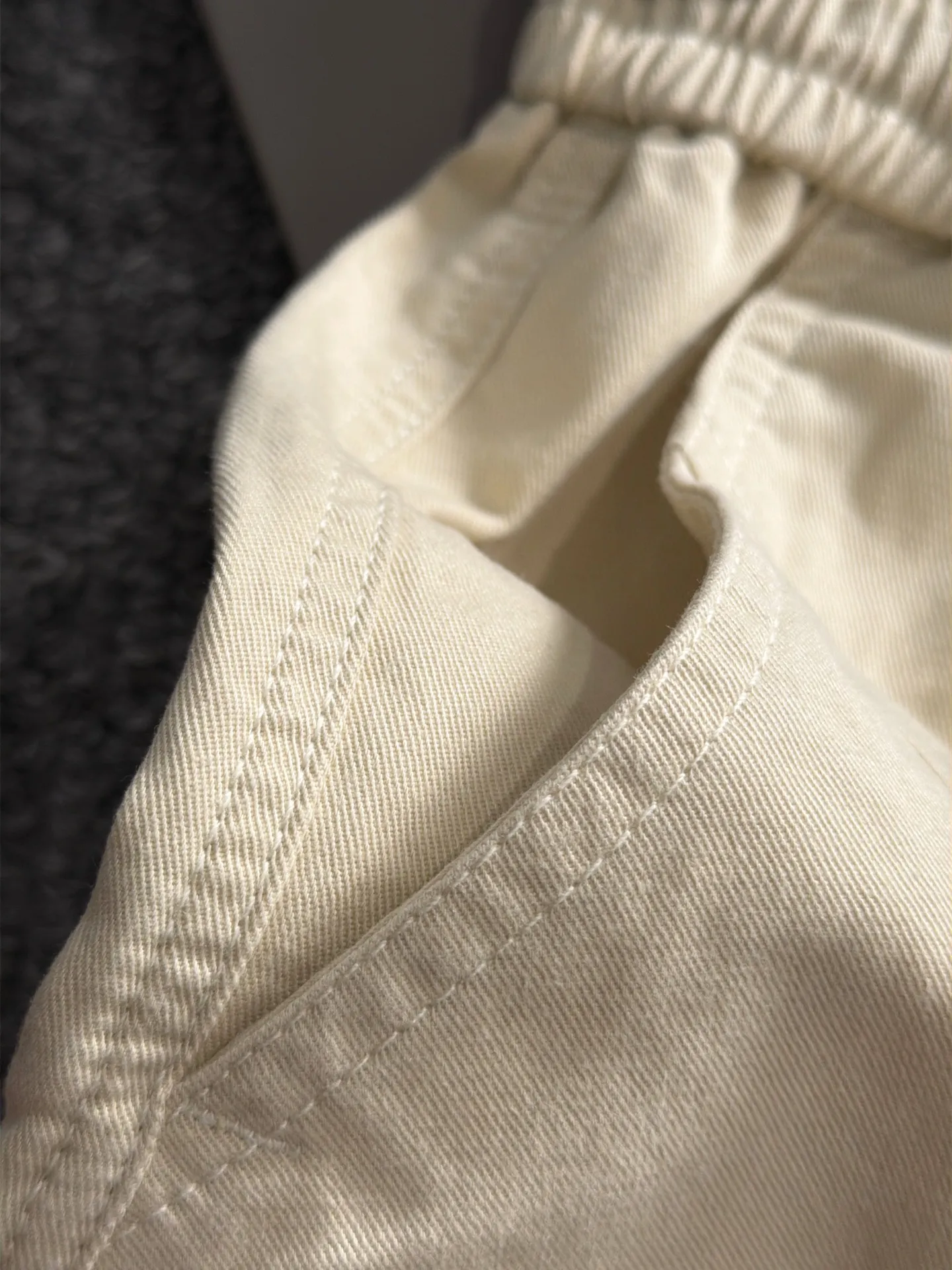 Burberry's 2026 spring and summer New Arrival elasticated casual shorts, made from counter-customized fabrics, Breathable, high comfort, impeccable details, brand element design concept, reflecting high quality. It feels delicate and soft! It presents a casual cut and the upper body shape is great! Sizes:S-2XL